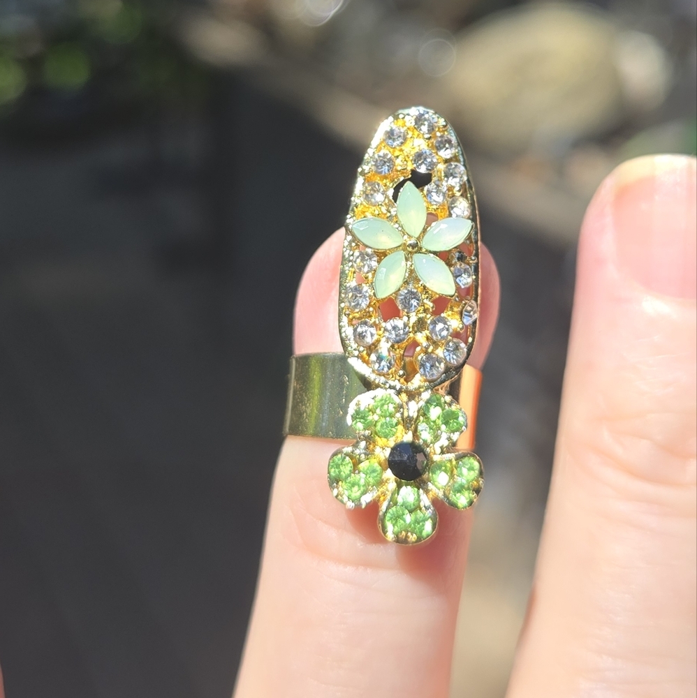 Green & Gold Floral Nail Ring with Vintage Charm - Picture 5 of 7